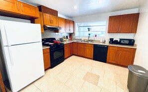 Fridge, microwave, stovetop, coffee/tea maker - Comfortable 3Br home in Fremont with AC/Free Parking (Fremont)