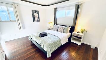 3 bedrooms, desk, WiFi, bed sheets