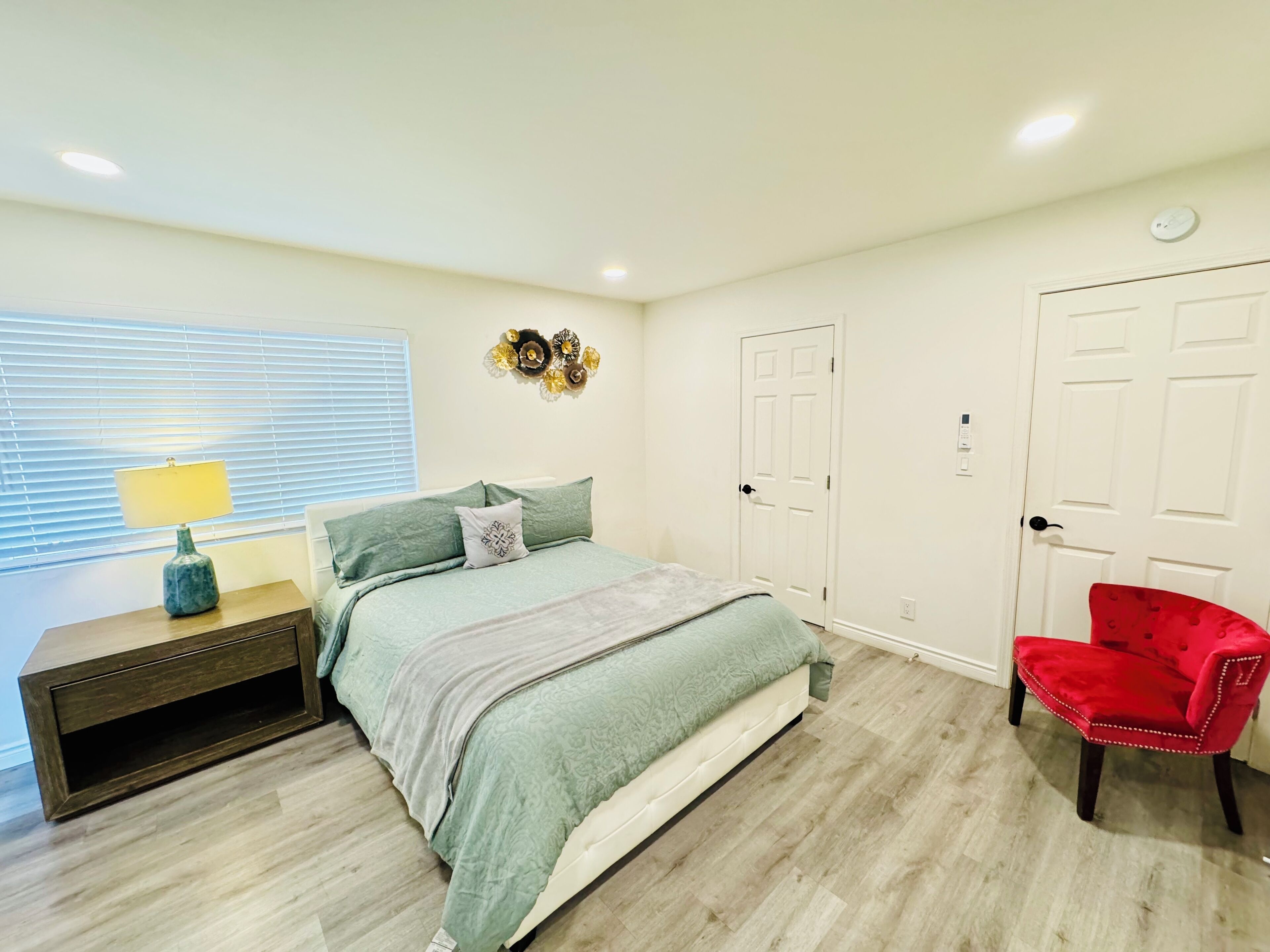 2 bedrooms, desk, iron/ironing board, WiFi