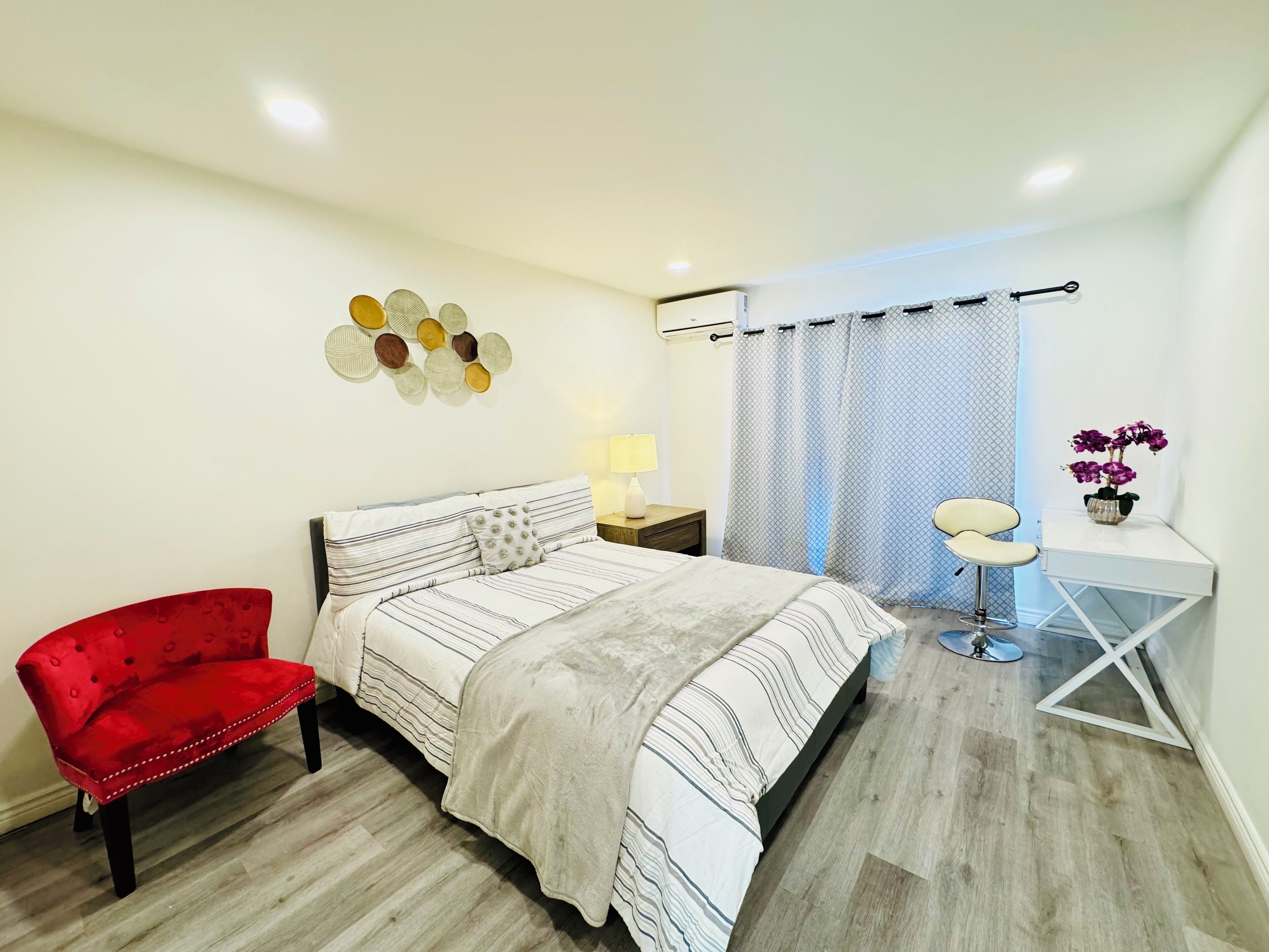 2 bedrooms, desk, iron/ironing board, WiFi