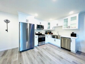 冰箱、微波炉、烤箱、炉灶