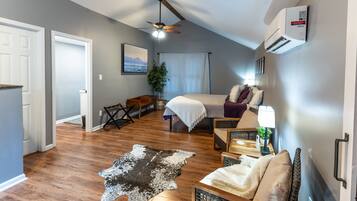 3 makuuhuonetta, työpöytä, ilmainen Wi-Fi, vuodevaatteet