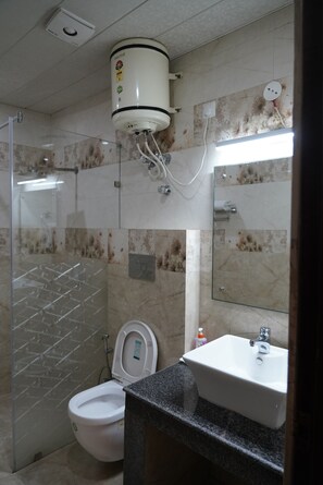 Shower, rainfall showerhead, free toiletries, hair dryer - HOTEL DHARAMSHALA PARADISE (Dharamshala)