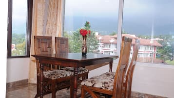 Luxury Studio Suite | 1 bedroom, laptop workspace, free WiFi, bed sheets