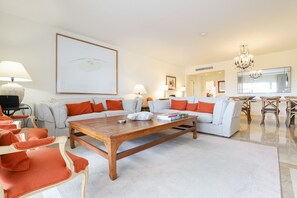 Televisión, chimenea, estéreo