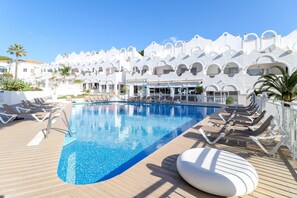 Piscine chauffée, chaises longues