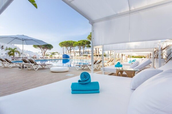 Piscine chauffée, chaises longues