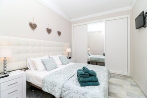 2 chambres, coffres-forts dans les chambres, fer et planche à repasser