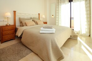 2 chambres, fer et planche à repasser, Wi-Fi gratuit, draps fournis