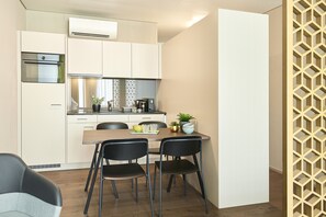 Deluxe Triple Room | Private kitchen | Full-size fridge, microwave, oven, stovetop - Lumen Apartments (Schenkon)