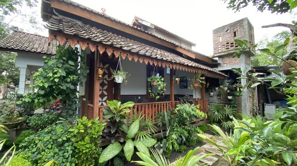 Vista frontal de la propiedad