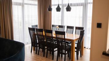 Villa (Four Bedroom Villa with Swimming Pool) | Ruang makan