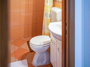 Vila (Four Bedroom Villa with Swimming Pool) | Kamar mandi | Shower dan handuk