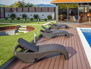 Villa (Four Bedroom Villa with Swimming Pool) | Pool | Utomhuspool, parasoller och solstolar