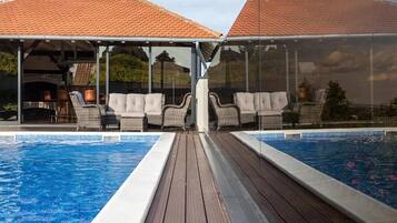 Villa (Four Bedroom Villa with Swimming Pool) | Pool | Außenpool, Sonnenschirme, Liegestühle