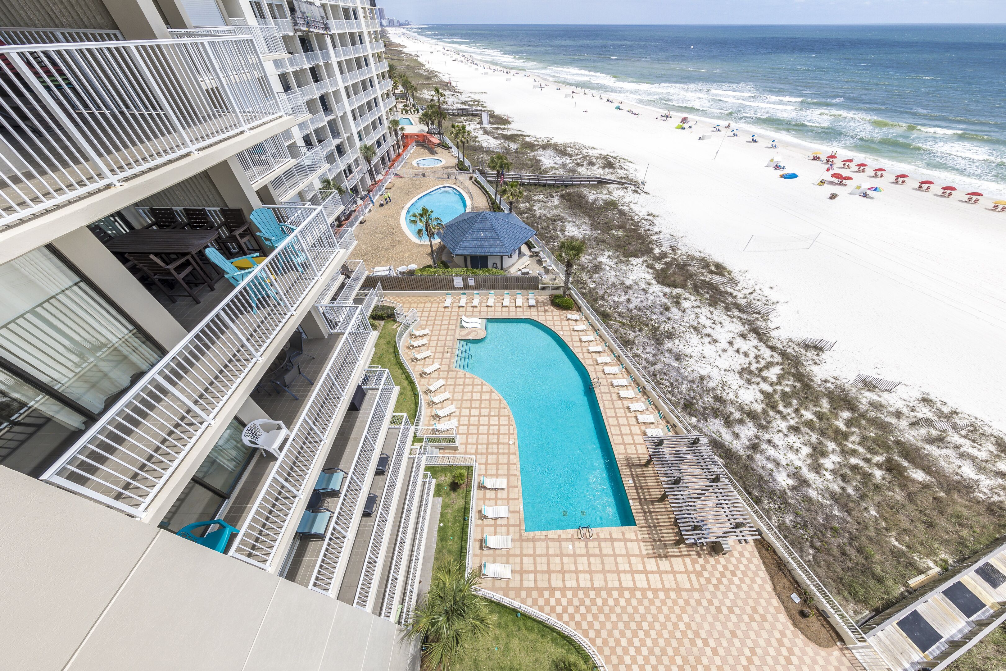 Un hotel con zona de piscina, acceso a la playa y varias terrazas.