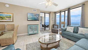 Apartamento familiar, 3 habitaciones, vistas al mar, frente a la playa | Sala de estar | Smart TV de 50 pulgadas con canales por cable, una televisión