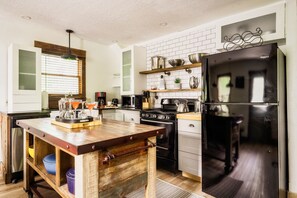 Private kitchen - Private modern rustic cabin close to everything. (Pigeon Forge)