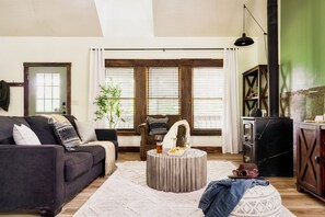 Living area - Private modern rustic cabin close to everything. (Pigeon Forge)