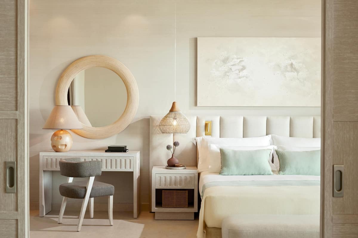 Deluxe bungalow, 1 slaapkamer, uitzicht op zee | 1 slaapkamer, een minibar, een bureau, geluiddichte muren