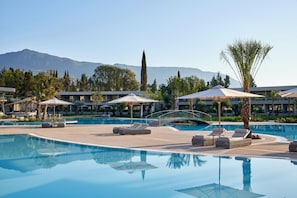 Piscina interna, 6 piscinas externas