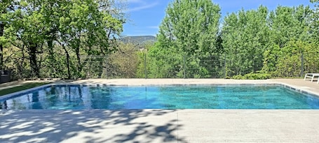 Piscine extérieure. Gîte La Villa du Travers