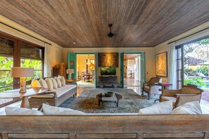 Villa Familiale, 4 chambres, piscine privée | Coin séjour | Télévision LED de 40 pouces avec chaînes par câble, télévision