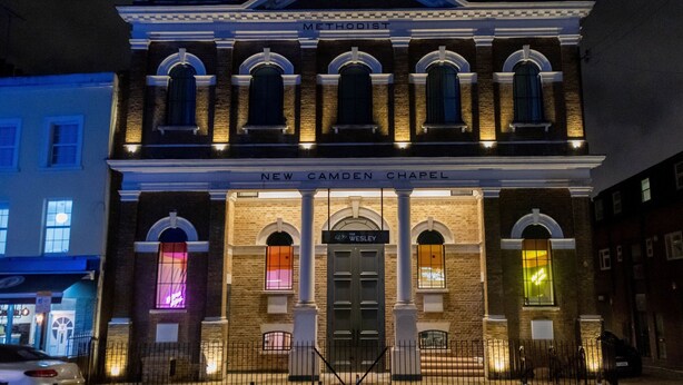 Das äußere Erscheinungsbild der New Camden Chapel mit einem markanten Eingang und einem Schild über der Tür.