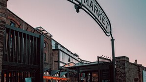 Ein Bogen mit der Aufschrift 'Camden Market' und einem Schild für Camden Coffee.