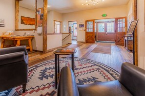 Free WiFi, bed sheets - Pintler's Portal Hostel (Anaconda)