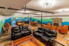 Banquet hall - Pintler's Portal Hostel (Anaconda)