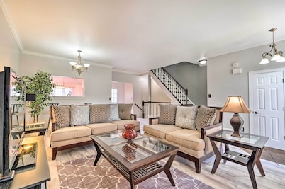 Pond-View Deck + Pool Table: Woodbridge Haven!