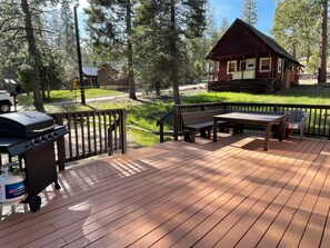 Outdoor dining - Avid Hiker Lodge (Wawona CA 95389)