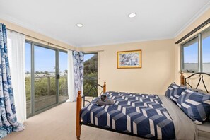 3 bedrooms, free WiFi, bed sheets - Matching Green on The Parade.  Walk to beach and shops (Ocean Grove)