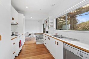 Køleskab, mikrobølgeovn, ovn, kogeplade