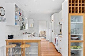 Kjøleskap, mikrobølgeovn, ovn og kokeplater