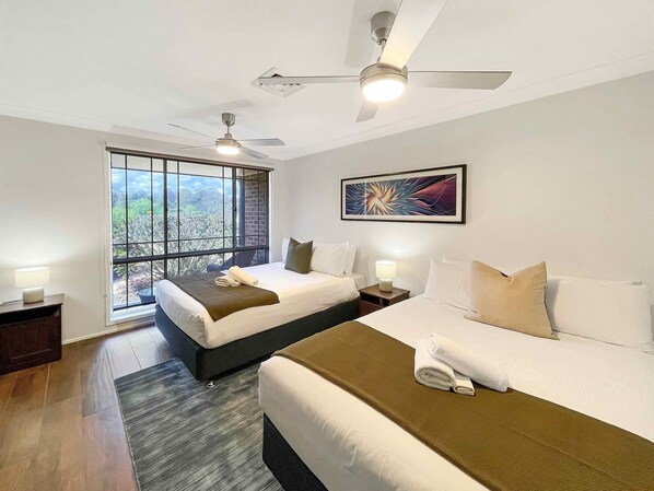 5 bedrooms, iron/ironing board, internet, bed sheets