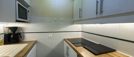 Réfrigérateur, micro-ondes, lave-vaisselle, cafetière/bouilloire