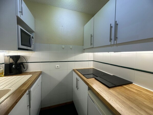 Fridge, microwave, dishwasher, coffee/tea maker