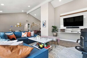 Televisión y oficina 