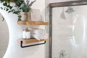 Dusche, Haartrockner, Shampoo