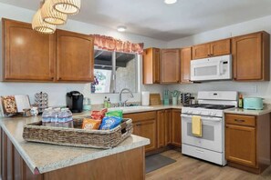 Kylskåp, mikrovågsugn, ugn och spishäll