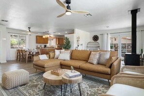 Televisio, takka, työhuone