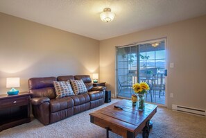 House, 4 Bedrooms | Living room - Gorge View 365 4 Bedroom Home by RedAwning (Hood River)