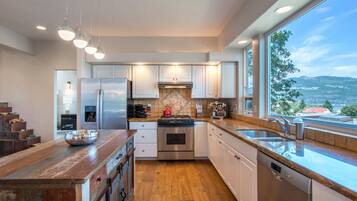 House, 4 Bedrooms | Private kitchen