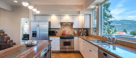 ハウス 4 ベッドルーム | 専用キッチン | 冷蔵庫、オーブン、コーヒー / ティーメーカー、トースター