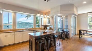 House, 4 Bedrooms | Private kitchen