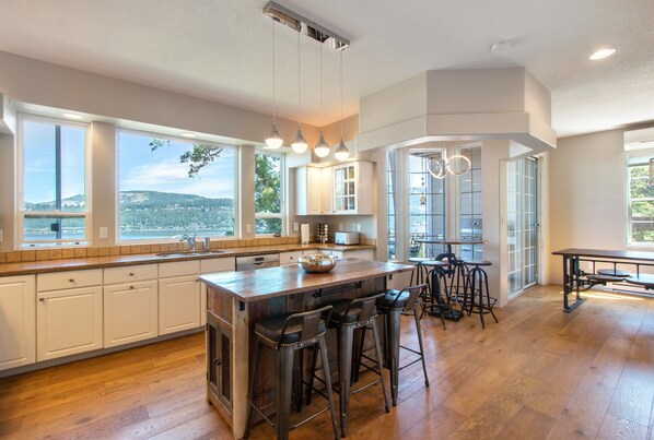 Casa, 4 habitaciones | Cocina privada | Refrigerador, horno, cafetera y tetera y tostadora