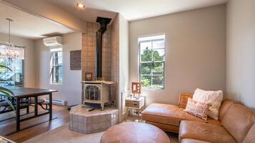 House, 4 Bedrooms | Living room