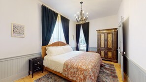 2 عدّة غرف نوم وخدمة الإنترنت وملاءات أسرّة